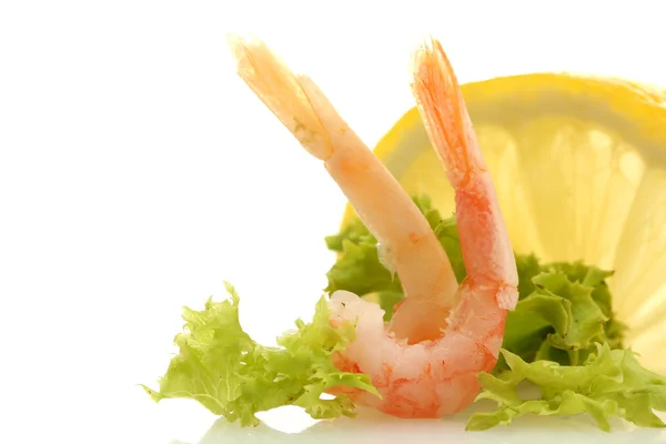 Boiled shrimps, lettuce leaf and lemon, isolated on white — Stock Photo, Image