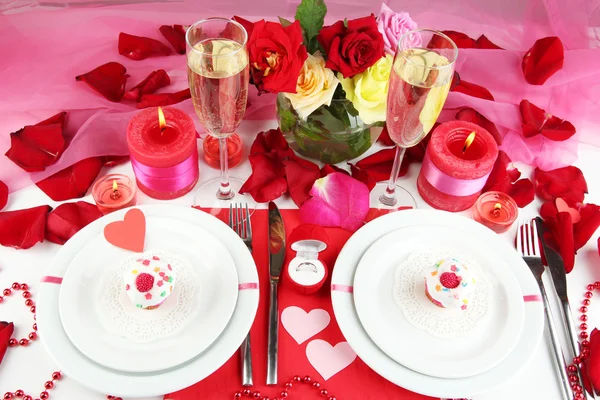 Table setting in honor of Valentine's Day close-up — Stock Photo, Image