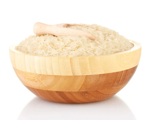 Rijst in een bruine houten plat, geïsoleerd op wit — Stockfoto