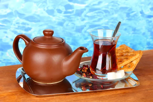 Стакан турецкого чая и чайник на цветном фоне — стоковое фото