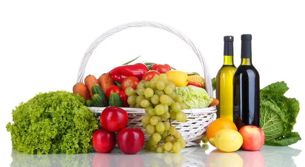 Composizione con verdure e frutta in cesto di vimini isolato su bianco — Foto Stock