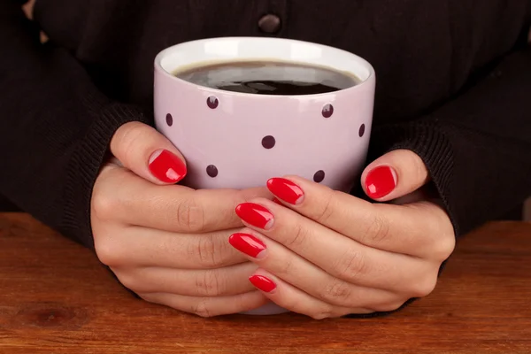 Hände halten Becher mit Heißgetränk, Nahaufnahme — Stockfoto