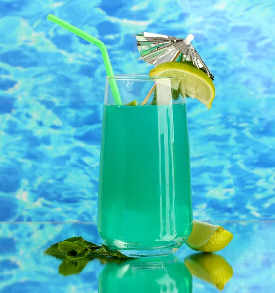 Glass of blue cocktail on blue background — Stock Photo, Image