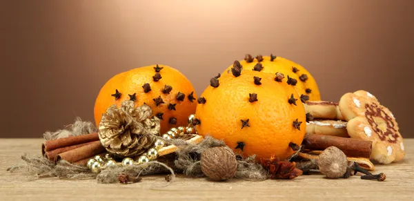 Composición de especias y mandarinas navideñas, sobre mesa de madera — Foto de Stock