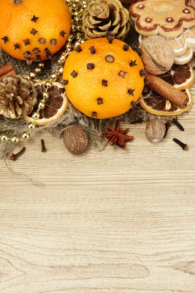 Composición de especias y mandarinas navideñas, sobre fondo de madera — Foto de Stock