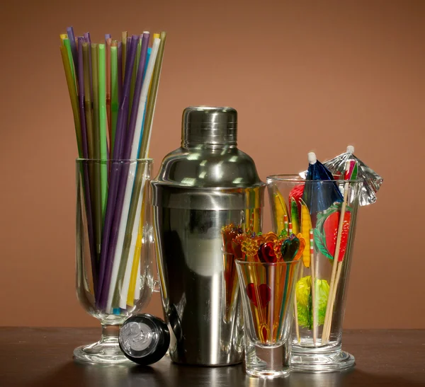 Cocktail shaker and other bartender equipment on color background — Stock Photo, Image