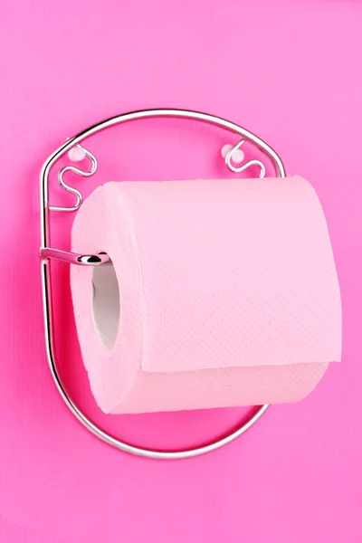 Rolka papieru toaletowego na oprawce do ściany — Zdjęcie stockowe