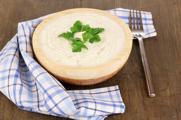 Mashed potatoes in wooden bowl on table close-up — Stock Photo, Image
