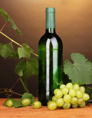 kahverengi zemin üzerine ahşap masa üzerinde büyük şarap şişesi