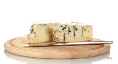 kalıp ve bıçak üzerinde beyaz izole kesme tahtası üzerinde peynir