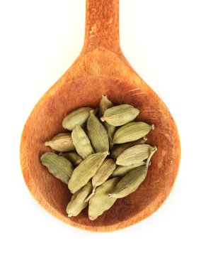 tahta kaşık beyaz arka plan yakın tarih içinde yeşil kakule