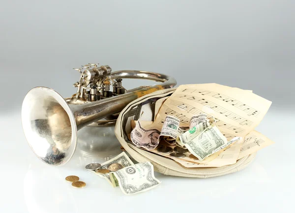 Instrument muzyczny z pieniędzy na szarym tle — Zdjęcie stockowe
