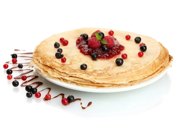 Смачні млинці з ягодами та варенням на тарілці ізольовані на білому — стокове фото