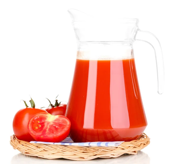 Tomatsaft i kannan på wicker matta isolerad på vit — Stockfoto