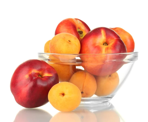 Fruta madura en cuenco de vidrio aislado en blanco — Foto de Stock