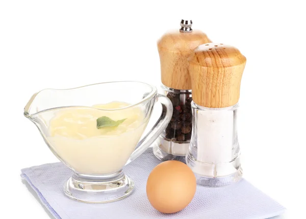 Mayonaise in kom op servet geïsoleerd op wit — Stockfoto