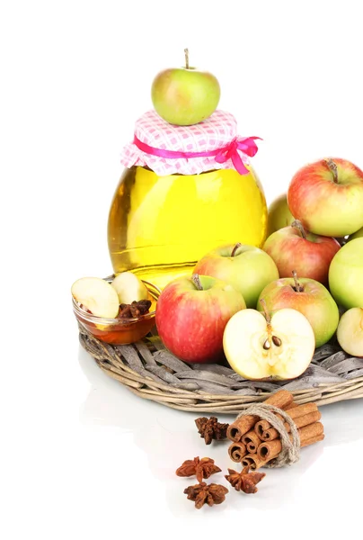 Μέλι και τα μήλα με κανέλα στη άση ** ρτισης λυγαριά που απομονώνονται σε λευκό — Φωτογραφία Αρχείου