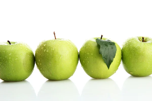 Reife grüne Äpfel isoliert auf weiß — Stockfoto