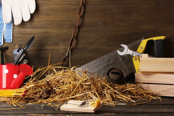 Mousetrap com um pedaço de queijo no celeiro em fundo de madeira — Fotografia de Stock