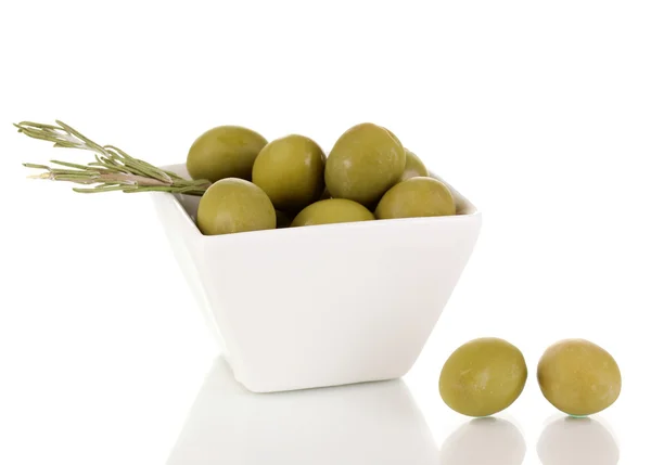 Olive verdi in ciotola bianca con rosmarino isolato su bianco — Foto Stock