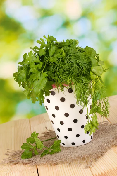 Weißer Topf mit Petersilie und Dill auf Holztisch auf natürlichem Hintergrund — Stockfoto