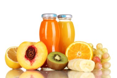 bir şişe ve yanında beyaz izole meyve lezzetli multifruit suyu