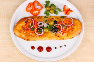 lezzetli dilim pizza yakın çekim ahşap masa etrafında malzemelerle plaka üzerinde