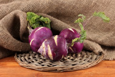 ahşap zemin üzerinde taze şalgam