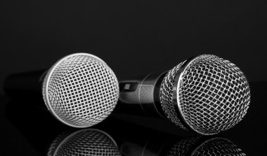 siyah üzerine izole gümüş ve siyah mikrofonlar
