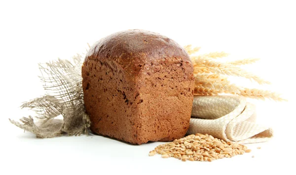 Νόστιμο ψωμί σίκαλης με αυτιά, που απομονώνονται σε λευκό — Φωτογραφία Αρχείου