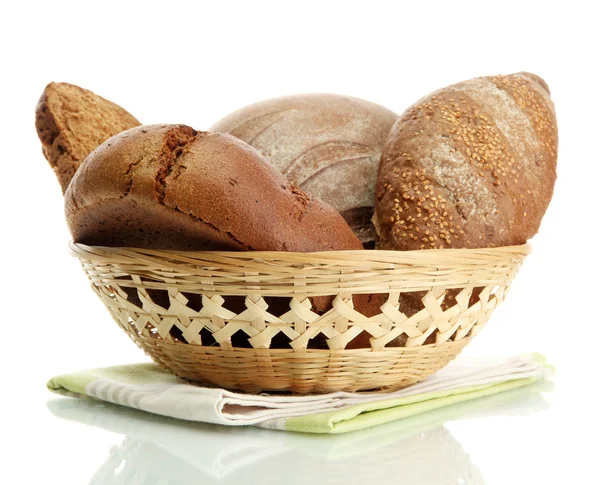 Pães de centeio saborosos em cesta, isolados em branco — Fotografia de Stock