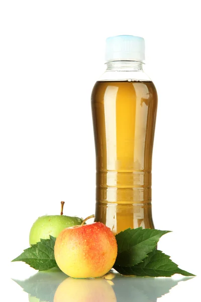 Beyaz izole tatlı elma suyuyla şişe — Stok fotoğraf