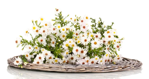 Belo buquê de flores brancas no tapete de vime isolado no branco — Fotografia de Stock
