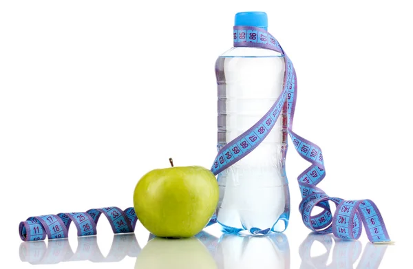Bottiglia di acqua, mela e nastro isolante su bianco — Foto Stock