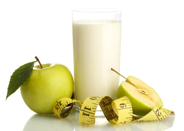 Vaso de kéfir, manzanas verdes y cinta métrica aislada en blanco —  Fotos de Stock