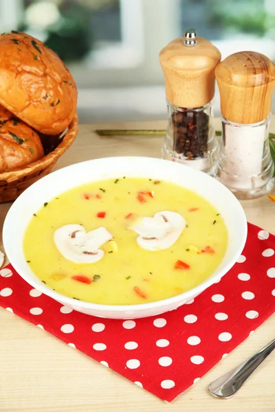 Soupe parfumée dans une assiette blanche sur la table sur fond de fenêtre close-up — Photo