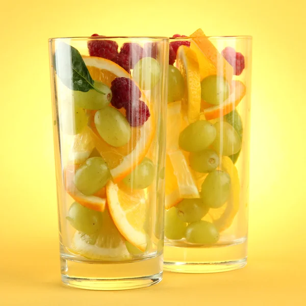 透明眼镜与柑橘类水果，在黄色背景上 — 图库照片