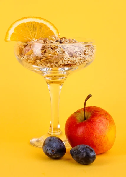 Lungs muesli in vase for desserts with fruit on yellow background — Stock Photo, Image