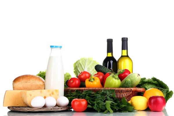 Composición con verduras y frutas en canasta de mimbre aislada sobre blanco — Foto de Stock