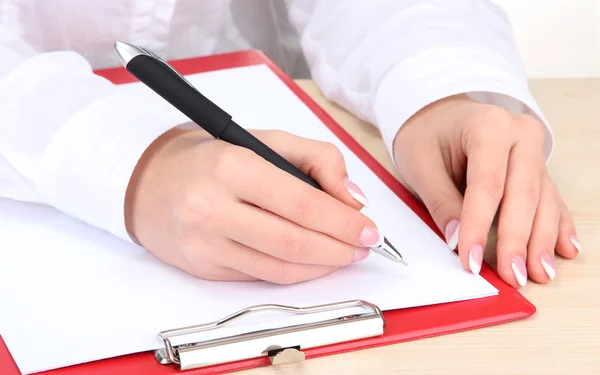Closeup των χεριών επιχειρηματίας, γράφοντας σε χαρτί — Φωτογραφία Αρχείου