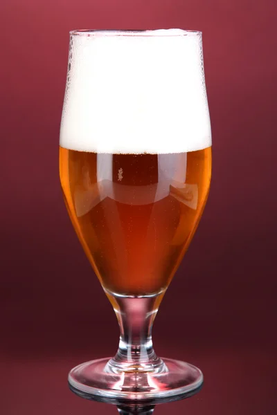 Glas bier op roze achtergrond — Stockfoto