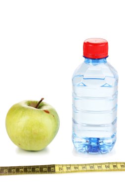 şişe su, elma ve ölçüm bandı üzerinde beyaz izole