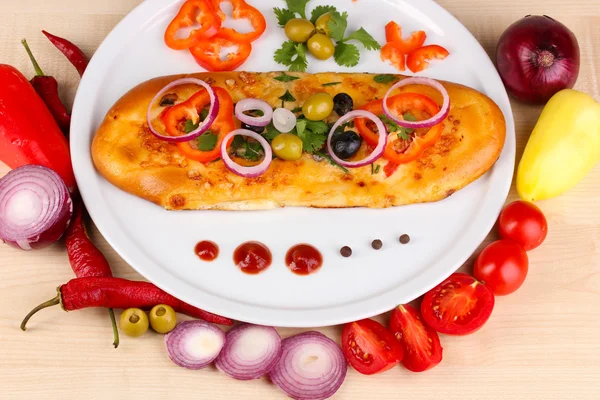 Deliciosa fatia de pizza no prato com ingredientes em torno de close-up na mesa de madeira — Fotografia de Stock