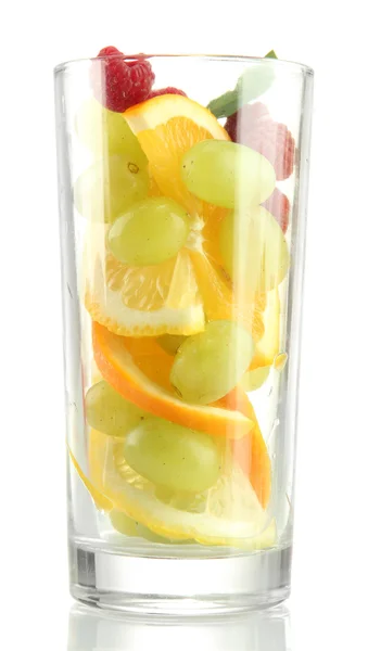 Genomskinligt glas med citrusfrukter, isolerad på vit — Stockfoto