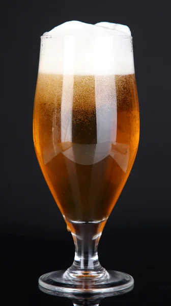 Bicchiere di birra isolato su nero — Foto Stock