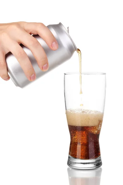 Cola gieten in glas geïsoleerd op wit — Stockfoto