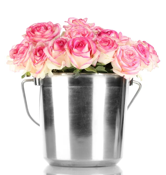 Hermoso ramo de rosas rosadas en cubo, aislado en blanco — Foto de Stock