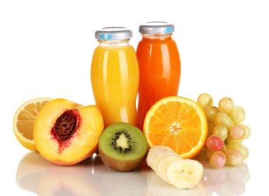 bir şişe ve yanında beyaz izole meyve lezzetli multifruit suyu