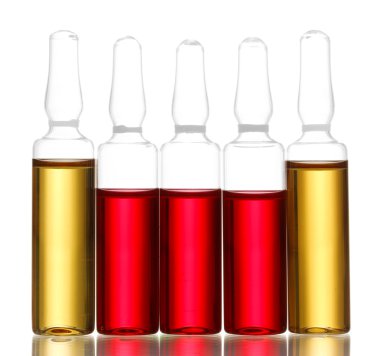 tıbbi ampul parlak sıvı ile üzerine beyaz izole