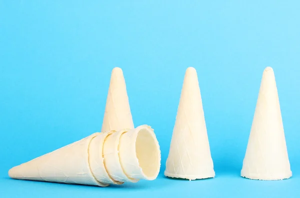 Cones de waffle para sorvete no fundo azul — Fotografia de Stock